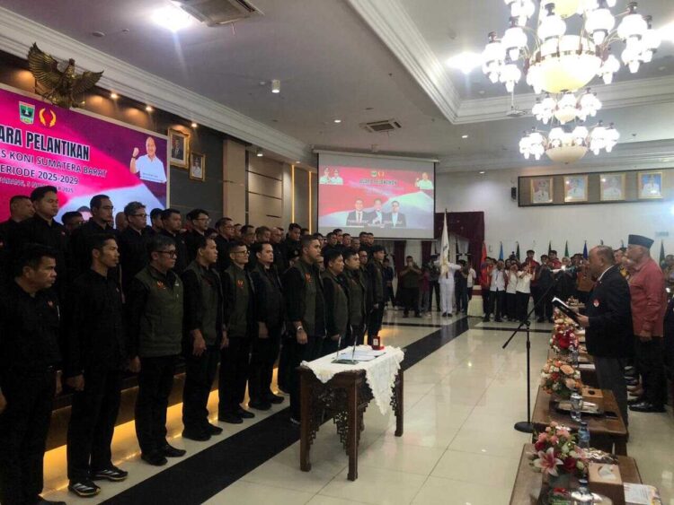 PELANTIKAN— Ketum KONI Pusat, Letjen TNI (Purn) Marciano Norman, secara resmi melantik pengurus KONI Sumbar periode 2025–2029 di Auditorium Istana Gubernur, Padang, Rabu (5/11) malam.