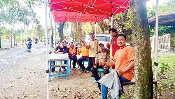 Mulyadi Muslim: PKS Padang Sigap Tangani Korban Kebakaran di Alai Parak Kopi 1 DIRIKAN POSKO KORBAN KEBAKARAN— Kader Partai Keadilan Sejahtera (PKS) ikut membantu korban kebakaran membersihkan puing rumahnya, serta mendirikan Posko Peduli Korban Kebakaran segera didirikan di Alai Parak Kopi, untuk menjadi pusat koordinasi dan penyaluran bantuan.