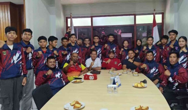 LEPAS ATLET— Ketum KONI Sumbar, Hamdanus, melepas atlet Kickboxing Sumbar yang akan bertanding pada Kejurnas KBI 2025 yang digelar pada 28 November–3 Desember 2025 di Bekasi, Jawa Barat.