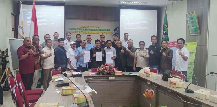 KONI se-Sumbar Sepakat Porprov 2026 Digelar Juni–Juli, UNP Siap jadi Mitra Dukungan 1 SEPAKATI PORPROV— KONI Sumbar bersama KONI Kabupaten/Kota menggelar rakor Rabu (12/11) di ruang sidang FIK UNP yang menyepakati pelaksanaan Porprov di bulan Juni-Juli 2026.