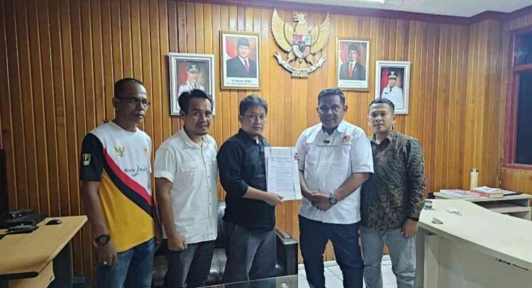 SERAHKAN SK— Ketua KONI Sumbar, Hamdanus, secara resmi menyerahkan SK pengesahan kepengurusan KONI Kabupaten Pessel periode 2025–2029 di Kantor KONI Sumbar, Rabu (12/11) malam.