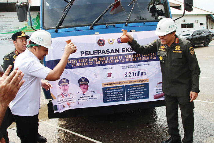 Tembus Rp 1,3 Miliar, Karantina Sumbar Lepas Ekspor 25 Ton Kulit Kayu Manis 1 EKSPOR— Kepala Badan Karantina Indonesia (Barantin), Sahat M. Panggabean bersama Wakil Gubernur Sumatera Barat, Vasko Ruseimy, secara resmi melepas ekspor sebanyak 25 ton kulit kayu manis yang bernilai ekonomi mencapai Rp1,3 miliar.