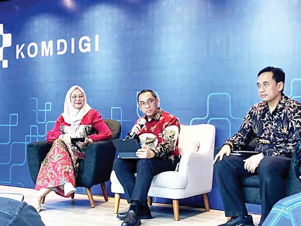 Situs Palsu Layanan Coretax Kemenkeu Beredar, Publik Diminta Waspadai Penipuan 1 Direktur Jenderal Pengawasan Ruang Digital, Alexander Sabar (tengah).