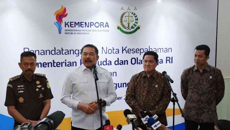 NOTA KESEPAHAMAN— Menpora RI, Erick Thohir dan Jaksa Agung ST Burhanuddin melakukan penandatanganan nota kesepahaman terkait pengawasan anggaran Kemenpora.