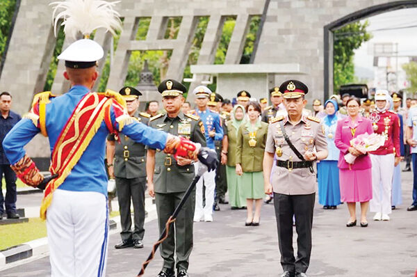 WISUDA TARUNA— Kapolri Jenderal Listyo Sigit Prabowo dan Panglima TNI Agus Subianto saat menghadiri wisuda Taruna di Magelang.