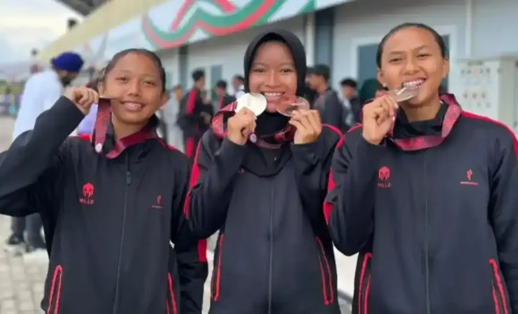 ATLET BERPRESTASI— Dari kiri: Wilna Selvi,  Dwi Allyne Imanda Suci, dan Alicia Nur Lativa. Ketiga atlet muda asal Sumbar jni menyumbang 4 medali untuk Timnas Indonesia di ajang 17th SEA U18 & U20 Athletics Championships 2025.
