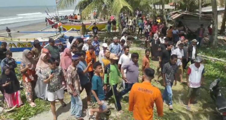 EVAKUASI—Tim SAR mengevakausi dua nelayan Batang Gasan yang ditemukan selamat usasi terobang ambing sehari semalam di perairan Kabupaten Agam.
