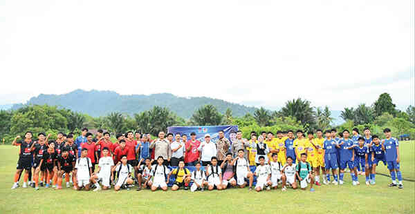 Wakil Wali Kota Padang, Maigus Nasir, Anggota DPRD Padang, Rustam Efendi, Ketua Pelaksana Piala Wali Kota U17, Yuherdi, Camat dan Kapolsek Koto Tangah bersama Tim Peserta Piala Wali Kota Padang U17.