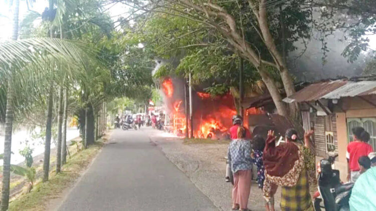 Tragedi Kebakaran di Padang, Ibu dan Anak Terpanggang, Ditemukan Berpelukan dalam Kamar 1 KEBAKARAN— Petugas Damkar memadamkan api yang membakar tiga bangunan di Jalan Banjir Kanal, kawasan Parak Kopi, Kelurahan Alai Parak Kopi, Kecamatan Padang Utara. Musibah itu menwaskan ibu dan anak.