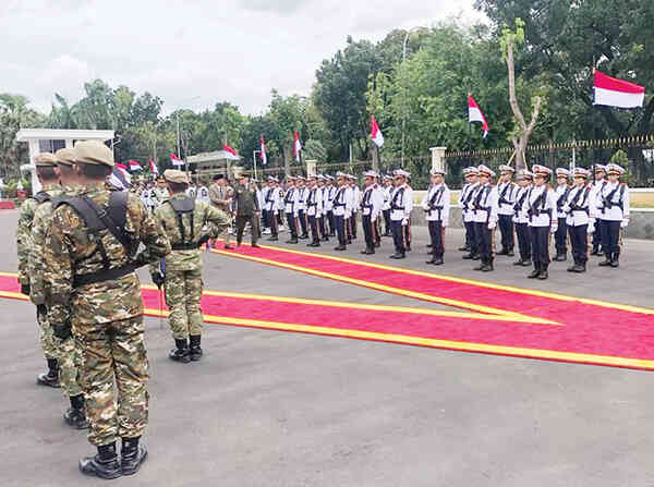 Punya Hubungan Baik dengan Yordania, Indonesia Bakal Kerja Sama Pengembangan Drone dengan Deep Element 1 KUNJUNGAN KENEGARAAN— Menhan Sjafrie Sjamsoeddin menerima kunjungan Kepala Staf Gabungan Angkatan Bersenjata Yordania Mayor Jenderal Yousef Ahmed Al-Hunaiti meninggalkan kantor Kemhan pada Jumat (14/11).