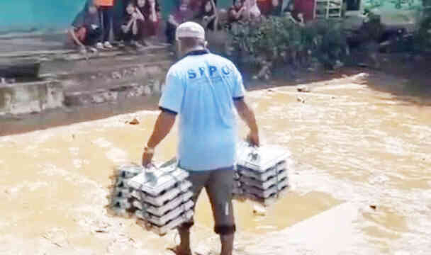 ILUSTRASI— Petugas SPPG mengantar makanan program MBG ke sekolah.