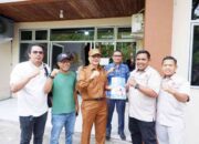 M. Adli Serahkan SK Kepengurusan KONI Pessel Periode 2025-2029, Hendra Joni: Buktikan Bisa Lebih Baik!