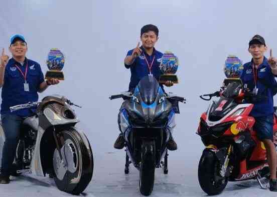 JAWARA— Jawara modifikator Honda Modif Contest (HMC) 2025 menampilkan hasil karyanya pada puncak final battle HMC yang disaksikan ribuan pecinta sepeda motor Honda di Yonif 303 SSM Cibuluh, Garut, Jawa Barat pada 15 November 2025.