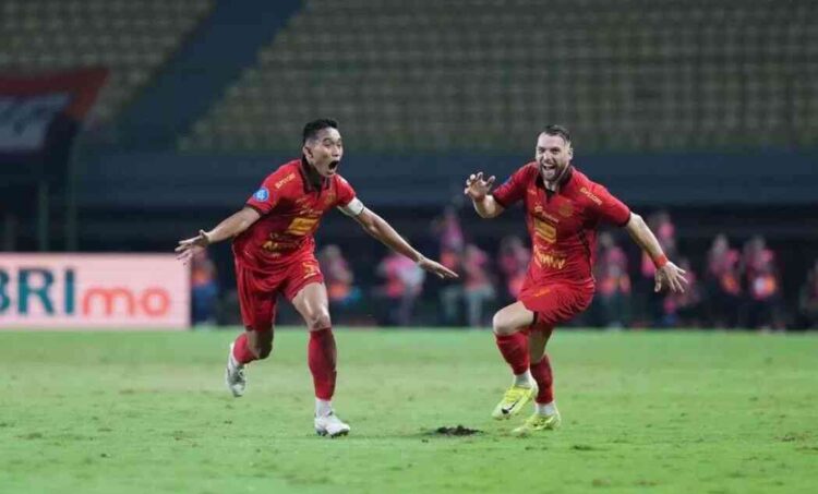 SELEBRASI— Rizky Ridho merayakan gol bersama Marco Simic. Media Inggris kritik gol Rizky Ridho di Puskas Award dan disebut tak pantas masuk gol terbaik tahun 2025.