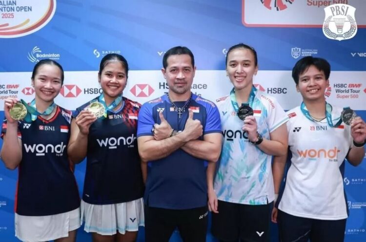 GANDA PUTRI— Pelatih ganda putri utama Pelatnas PBSI, Karel Mainaky bersama dengan Rachel/Febi dan Ana/Trias usai All Indonesian Final di Australian Open 2025.