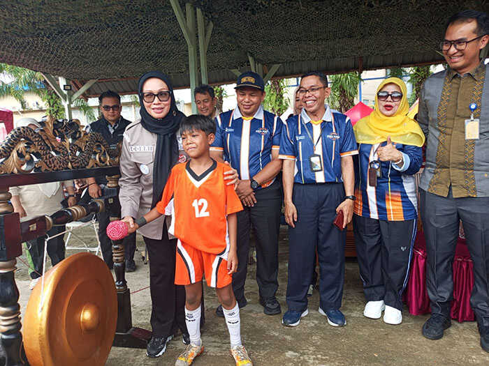 Event Sepakbola Mini KKG PJOK Padang Utara Cup III Resmi Dibuka, 79 Tim SD se-Sumbar Ambil Bagian 1 PUKUL GONG— Plt Kadispora Kota Padang, Corri Saidan, melakukan pemukulan gong pembukaan ajang sepakbola mini KKG PJOK Padang Utara Cup III antar SD se-Sumbar Kamis (6/11) di Lapangan Yonif 133/YS, Padang.