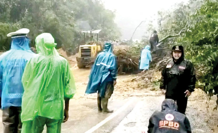 LONGSOR— Penampakan longsor yang menghantam pengendara sepeda motor di di Jalan Lintas Solok-Padang, tepatnya di Jorong Lubuk Selasih, Nagari Batang Barus, Kecamatan Gunung Talang Kabupaten Solok.