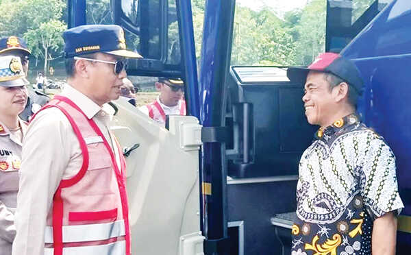RAMPCHECK— Direktur Jenderal Perhubungan Darat Aan Suhanan turun langsung meninjau pelaksanaan rampcheck di lokasi parkir Wisata Museum dan Kampung Seni Borobudur, Magelang, Jawa Tengah, Jumat (31/10).