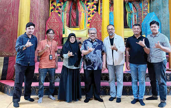 ANJUNGAN SUMBAR—Ketua DPRD Sumbar, Muhidi bersama Sekwan Maifrizon, Kasubag Humas dan Publikasi Setwan, Dahrul Idris, Kasi Promosi Daerah BPS Sari Anggraini, saat berada di Anjungan Sumbar di TMII.