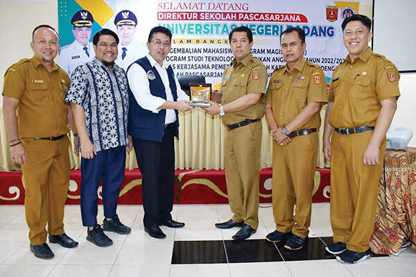 SIMBOLIS— Sekda Agam Mhd Lutfi menerima secara simbolis ijazah S2 untuk 39 Kepala Sekolah dan Guru dari UNP di Aula Bappeda Agam, Selasa (4/11), diserahkan langsung oleh Direktur Sekolah Pascasarjana UNP, Prof Indang Dewata.