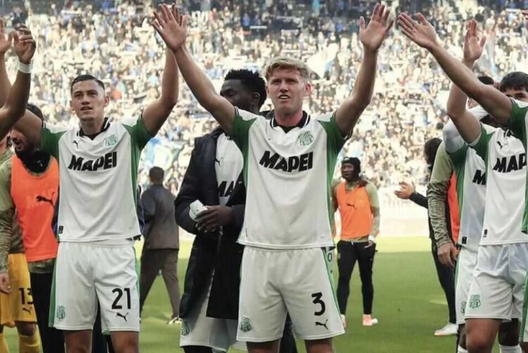 Kapten Timnas Indonesia Jay Idzes Tampil Penuh, Sassuolo Taklukkan Atalanta 3-0 di Bergamo 1 PERAYAAN— Sassuolo meraih kemenangan meyakinkan 3-0 atas tuan rumah Atalanta pada laga Serie A di New Balance Arena, Minggu (9/11). Pemain asal Indonesia Jay Idzes, tampil penuh selama 90 menit. Dia berperan dalam lini pertahanan tim tamu yang tampil solid sepanjang pertandingan.