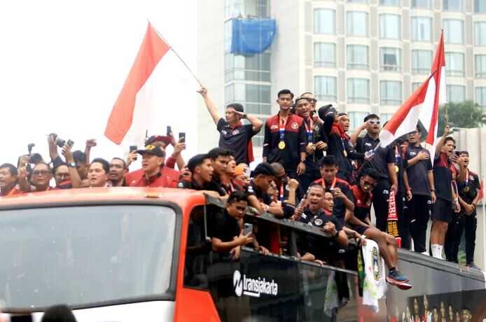 PAWAI— Pemain Timnas Indonesia U-22 Indonesia bersama ofisial dan petinggi PSSI saat mengikuti arak-arakan juara SEA Games 2023.