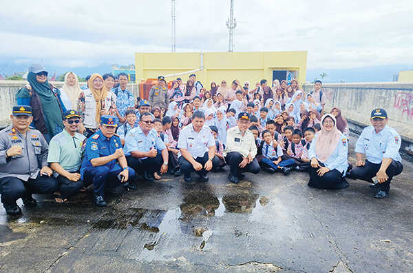 Pemko Padang Gelar Drill Gempa dan Tsunami, Warga Diharapkan Siap dan Tak Panik Saat Bencana 1 FOTO bersama Wawako Maigus Nasir bersama para siswa, dan guru SMPN 25 Padang usai mengikuti kegiatan drill gempa dan tsunami.
