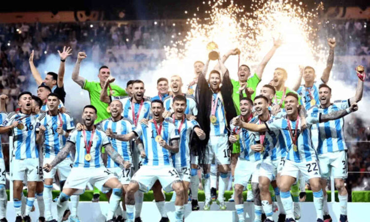 42 Negara Pastikan Lolos Piala Dunia 2026, Debutan Siap Bikin Kejutan? 1 JUARA DUNIA— Timnas Argentina saat mengangkat trofi piala dunia 2022.