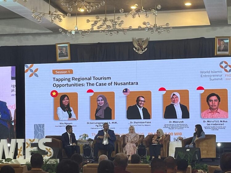WIES 2025 Resmi Dibuka, Jadikan Ekonomi Islam, Investasi dan Pariwisata Pendorong Pertumbuhan Ekonomi Regional 1 WIES 2025 menghadirkan narasumber nasional dan internasional setelah resmi dibuka di Kota Padang, Kamis (27/11).
