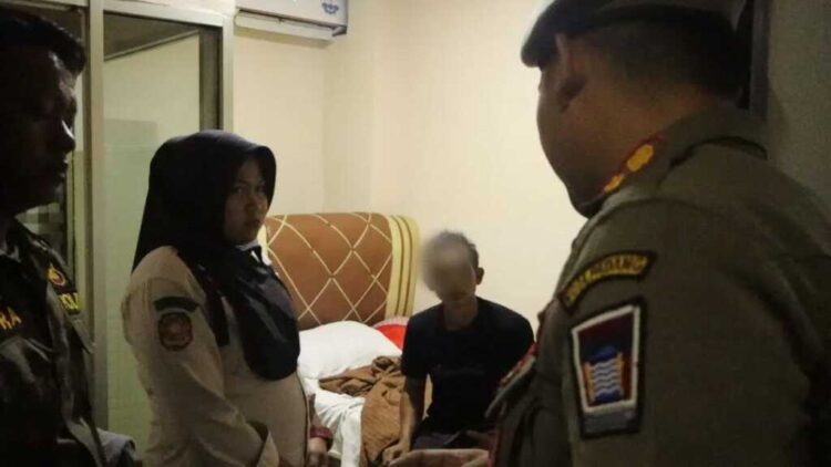 Satpol PP Razia Belasan Tempat Hiburan dan Penginapan, 1 Pasangan Ilegal dan 4 Remaja Diamankan 1 RAZIA TEMPAT HIBURAN— Petugas Satpol PP mengamankan satu pasangan di luar pernikahan di salah satu penginapan saat melakukan razia, Selasa (4/11) dinihari WIB. Selain itu, empat remaja yang masih nongkrong di kawasan Khatib Sulaiman ikut diamankan dan dibawa ke Mako Satpol PP.