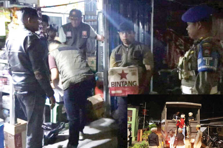 PENERTIBAN— Petugas Satpol PP Padang melakukan penertiban salah satu warung yang menjual minol tanpa izin, di jalan Veteran, Kecamatan Padang Barat, Minggu (2/11) dini hari. Selain itu, sebanyak 28 muda mudi diamankan di kawasan Batang Arau dan jalan Niaga karena masih nongkrong hingga larut malam dan di lokasi minim penerangan.