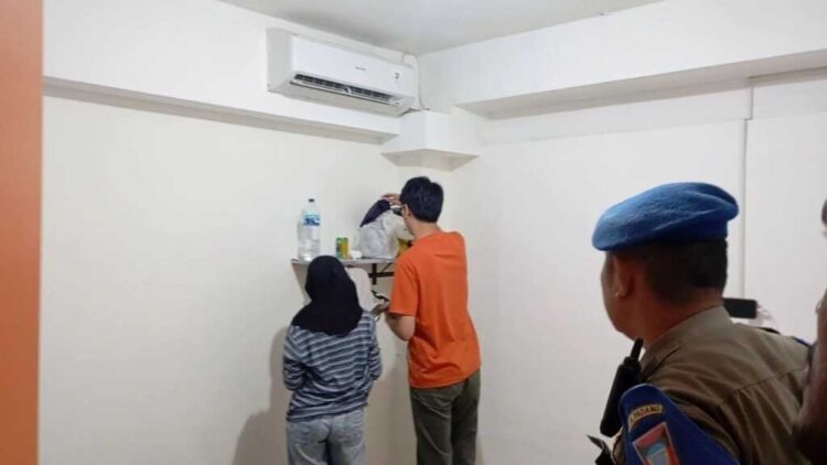 19 Muda Mudi dan 5 Pasangan Ilegal Diamankan 1 DIAMANKAN— Petugas Satpol PP mengamankan 19 orang muda-mudi yang nongkrong hingga larut malam serta lima pasangan ilegal ditemukan di salah satu penginapan yang ada di Kota Padang, saat dilakukan penertiban dan pengamawan Senin (10/11) nihari WIB.