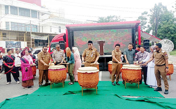 Alek Nagari Berok Nipah Tampilkan Ragam Budaya dalam Toleransi 1 ALEK NAGARI— Sekda Kota Padang Andree Algamar, bersama anggota DPRD Padang Iswanto Kwara saat membuka Alek Nagari Berok Nipah di Kelurahan Berok Nipah, Selasa (11/11).