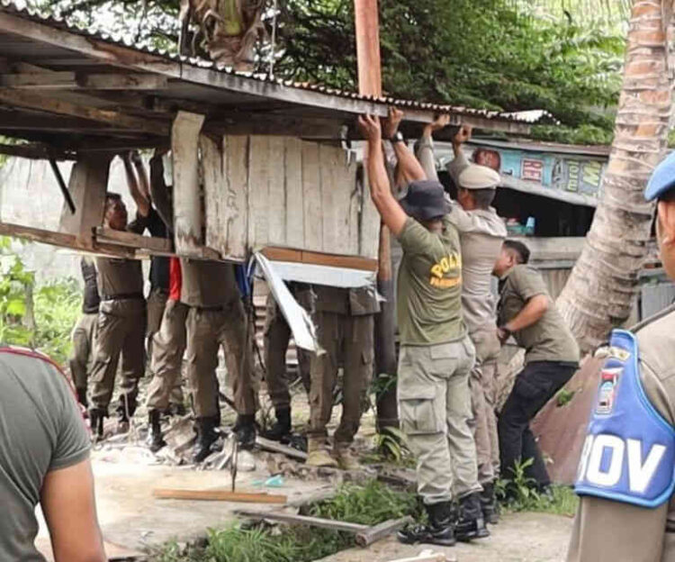 Berjualan di Atas Lahan Milik Pemko, Satpol PP Tertibkan 13 Pedagang di Jalan Tan Malaka 1 PEMBONGKARAN LAPAK— Petugas Satpol PP membongkarlapak-lapak milik pedagang yang berjualan di atas lahan milik Pemko Padang di Jalan Tan Malaka, Kelurahan Sawahan, Kecamatan Padang Timur, Selasa (11/11) sore.