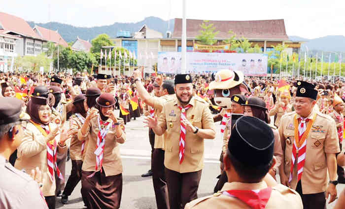 TERIMA LENCANA— Wako Padang Fadly Amran menerima Tanda Penghargaan Orang Dewasa Gerakan Pramuka, yaitu Lencana Dharmabakti, saat Upacara Peringatan Hari Pramuka Nasional yang dirangkai dengan Raimuna VII Gerakan Pramuka Sumbar, di Lapangan Upacara Balai Kota Aia Pacah, Selasa (18/11).