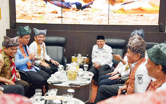 ROMBONGAN WAKADA— Sebagai tuan rumah, Wawako Padang Maigus Nasir menyambut langsung rombongan Wakil Kepala Daerah atau Wakada se-Sumatera Barat, dalam pertemuan silaturahmi Wakada, Rabu (19/11).