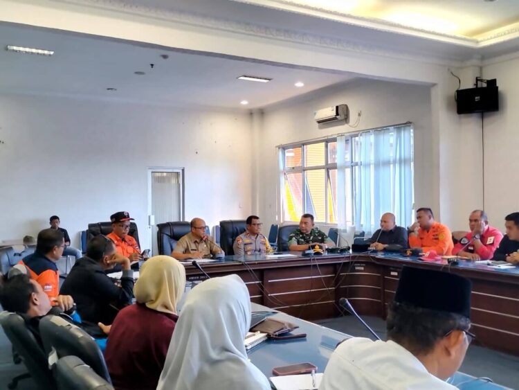PIMPIN—Asisten I Bidang Pemerintahan, Setia Bakti pimpin rakor  penanggulangan bencana yang digelar di Auditorium Kantor Bupati Pasaman Barat pada Jumat (28/11).