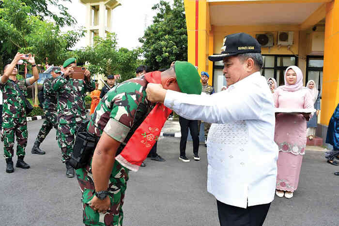 PENYAMBUTAN PRAJURIT YONIF— Bupati Agam Benni Warlis menyambut kedatangan 647 prajurit Batalyon Infanteri (Yonif) TP 897/Singgalang, Jumat (14/11).