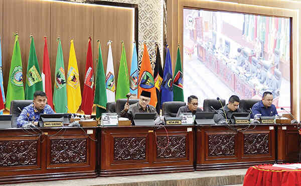 RAPAT PARIPURNA—Ketua DPRD Sumbar, Muhidi didampingi Wakil Ketua Evi Yandri, Iqra Chissa, Nanda Satria dan Wagub Sumbar, Vasko Ruseimy saat rapat paripurna pengambilan keputusan terhadap Ranperda tentang APBD Tahun 2026 menjadi Perda.