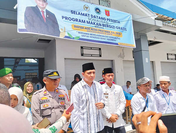 SOSIALISASI MBG— Anggota DPR RI, Ade Rezki Pratama bersama Badan Gizi Nasional (BGN) menggelar sosialisasi Program Makan Bergizi Gratis (MBG) di Nagari Sungai Batang, Kecamatan Tanjung Raya, Jumat (31/10).