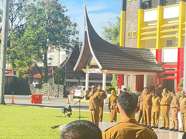 Sekdaprov Sumbar Tegaskan Awal 2026 Administrasi Pemerintah Beralih ke Sistem Digital 1 ARAHAN—Sekretaris Daerah Provinsi Sumatera Barat (Sekdaprov Sumbar), Arry Yuswandi berikan arahan saat pimpin apel pagi.