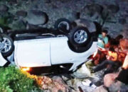 Gagal Menyalip hingga Tabrak Truk Molen, Mobil Toyota Raize Terjun ke Danau Singkarak