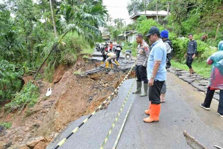 TINJAU LOKASI BENCANA— Bupati Agam, Benni Warlis bersama Sekretaris Daerah Kabupaten Agam, Dr Muhammad Lutfi AR, meninjau lokasi bencana tanah longsor yang melanda Kecamatan Palembayan, Minggu (23/5).