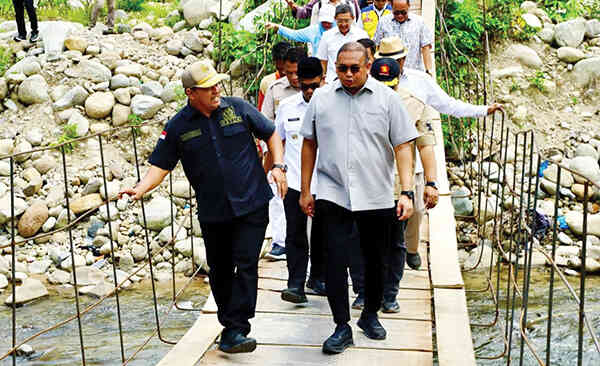 PEMBANGUNAN JEMBATAN— Wakil Ketua Komisi VI DPR RI Andre Rosiade, saat melihat langsung kondisi jembatan gantung di Kabupaten Pesisir Selatan (Pessel) dan Kabupaten Pasaman, beberapa waktu lalu.