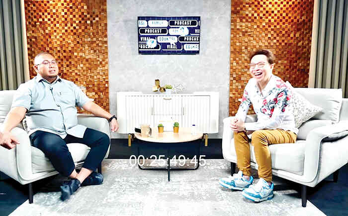 Tegaskan Perannya di Semen Padang FC, Andre Rosiade: Saya Bukan Pemilik, Hanya Penasihat dan Pencari Dana 1 BLAK-BLAKAN DI PODCAST— Penasihat Semen Padang FC, berbicara blak-blakan seputar Semen Padang FC hingga persoalan Timnas Indonesia saat hadir di podcast milik dr Richard Lee dengan judul “Andre Rosiade Blak-blakan Bahas Timnas, Azizah dan Arhan”, Rabu (12/11).