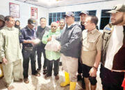 Andre Rosiade Kunjungi 7 Titik Banjir di Padang, Bagikan Ribuan Nasi Bungkus dan Bantuan Tunai