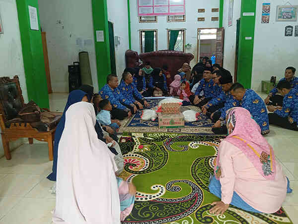 Peringatan HUT ke-54, Anggota Korpri Pasbar Anjangsana ke Rumah Lansia dan Panti Asuhan 1 ANJANGSANA—Ketua Korpri Pasbar yang juga Sekretaris Daerah Pasaman Barat, Doddy San Ismail pimpin anjangsana ke Yayasan Siti Khodijah Rumah Lansia serta Panti Asuhan Yayasan Gerakan Bunda Berbagi, Senin (17/11).