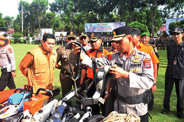 Cuaca Ekstrem Mengintai, Forkopimda Agam Perkuat Koordinasi Tanggap Darurat 1 CEK PERALATAN— Kapolres Agam, AKBP Muari melakukan pengecekan peralatan usai pelaksanaan apel kesiapsiagaan bencana di Halaman Mako Polres agam, Selasa (4/11).