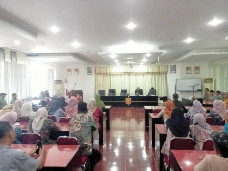 RAPAT— Staf lingkup Asisten III Setda Agam menggelar rapat yang dipimpin langsung oleh Asisten III Setda Agam, Syatria di ruang rapat Kantor Bupati, Kamis (30/10).