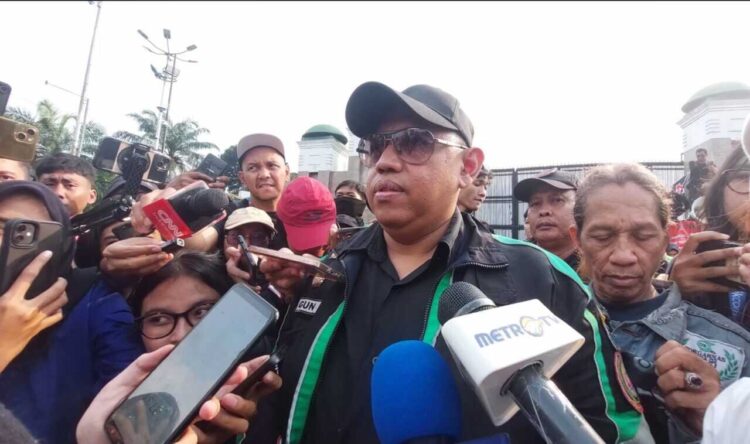 Soal Perpres Ojol, Asosiasi Ultimatum Aplikator, Raden Igun: Jangan Coba-Coba Lawan Aturan Negara! 1 AKSI DAMAI— Ketua Umum Garda Indonesia, Raden Igun Wicaksono saat aksi di depan gedung DPR/MPR RI.
